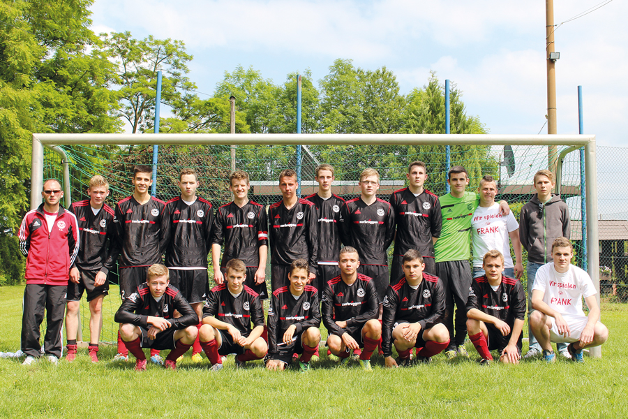Die erfolgreiche A-Junioren-Mannschaft mit Trainer Giovanni Ciccarese (l.)