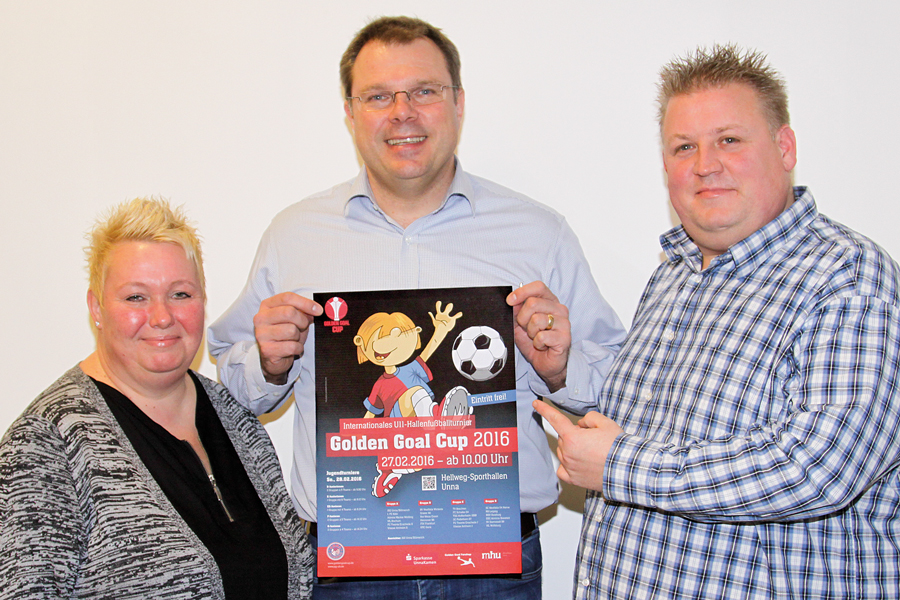 Die neuen Jugendleiter der JSG, Sabine und Thorsten Schwarz, präsentieren mit ihrem Vorgänger Christian Greune (m.) das Plakat für den Golden Goal 